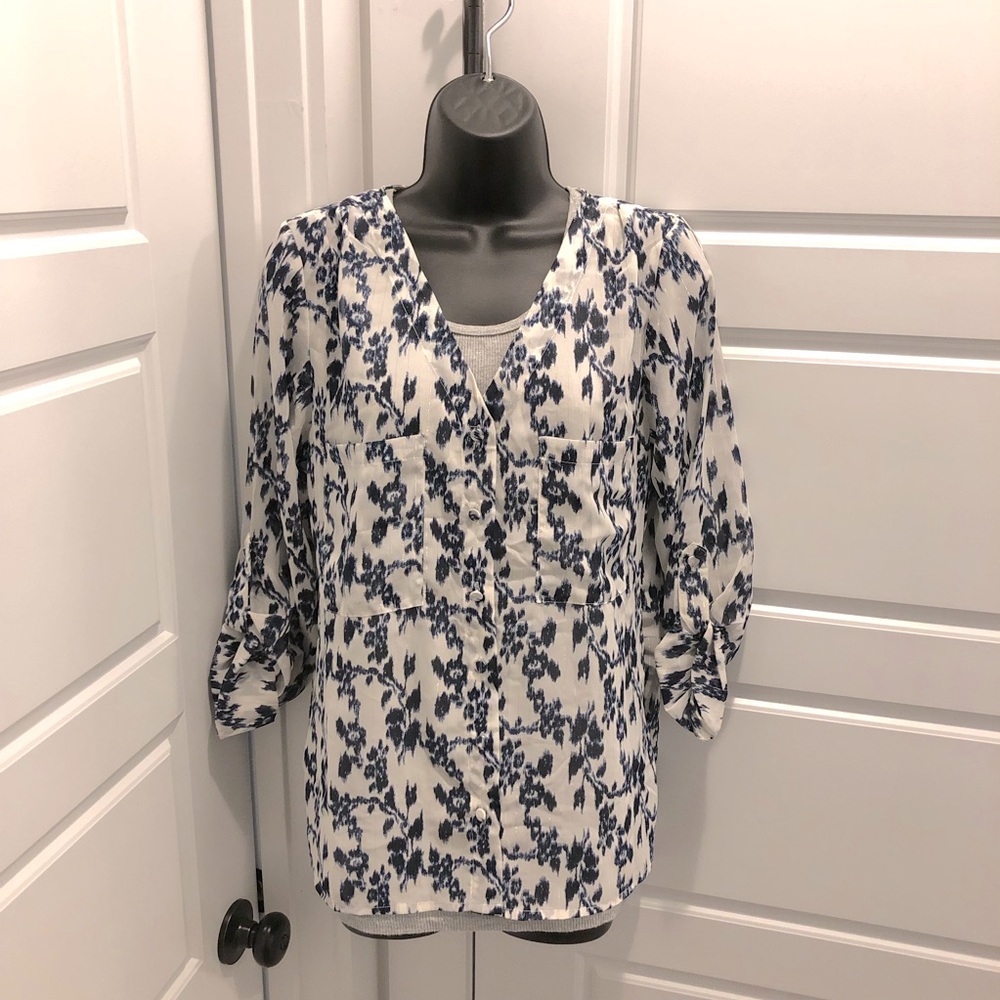 💖 NWOT BKE Boutique top! Semi-sheer white fabric w/ navy floral & gold stripes